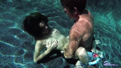 Sexunderwater – Handstand Pt2