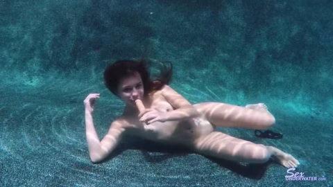 Sexunderwater – Kharlie Stone Dildo Play
