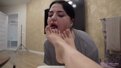 Licking Girls Feet – Zoe – You Are Nothing Compared To Me – Im Better Than You