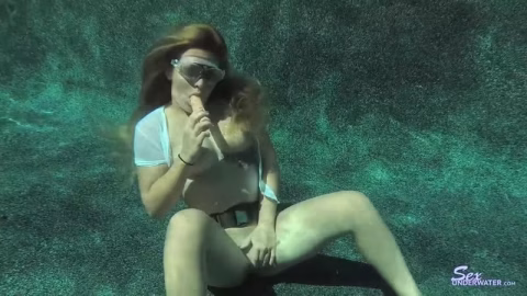 Sexunderwater – Sloan Harper Dildo Play